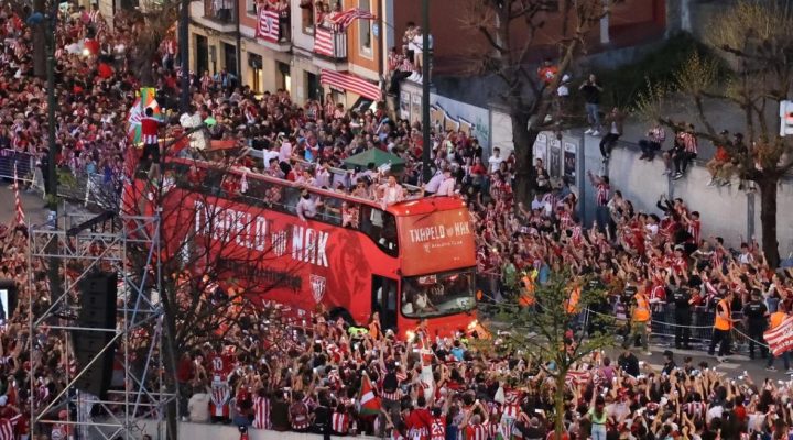 Paso del autobús Athletic Club por la Sociedad Bilbaina